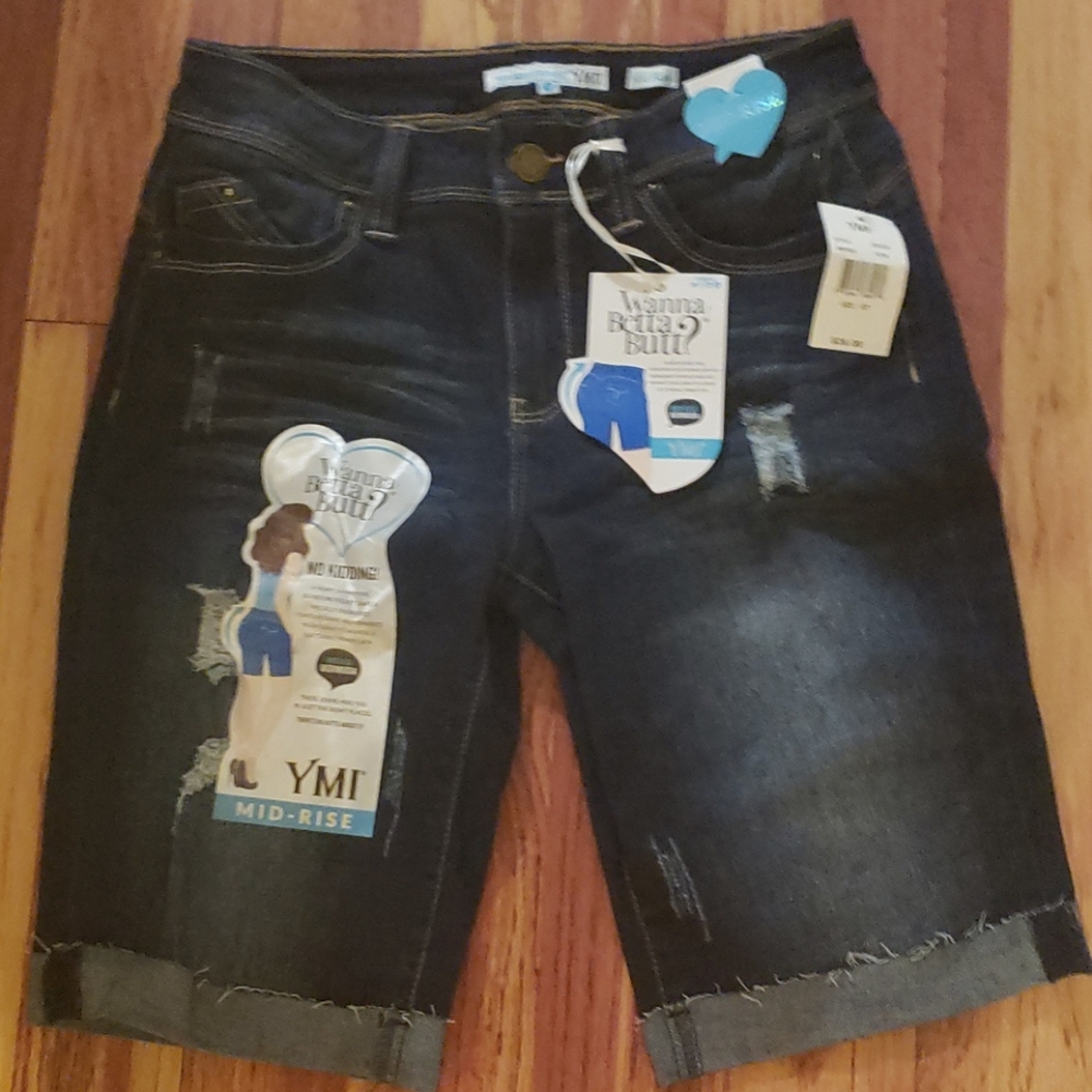 Mid rise Bermuda shorts, wanna betta butt?